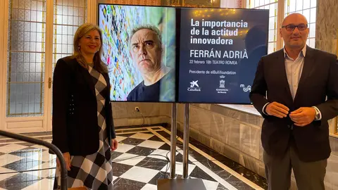 La directora territorial de Caixabank, Olga Garc&iacute;a Saz (izq.) y el concejal de Cultura, Pedro Garc&iacute;a Rex