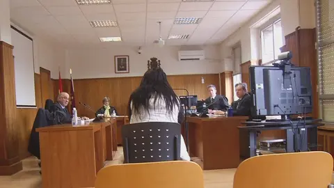 Imagen del juicio celebrado en la Audiencia Provincial de Murcia contra el hombre que intent&oacute; matar a su pareja en Cartagena (foto: La 7)