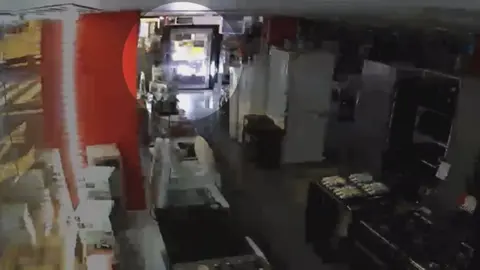 Imagen del momento en el que una mujer se empotra en PuenteTocinos (foto: La 7)