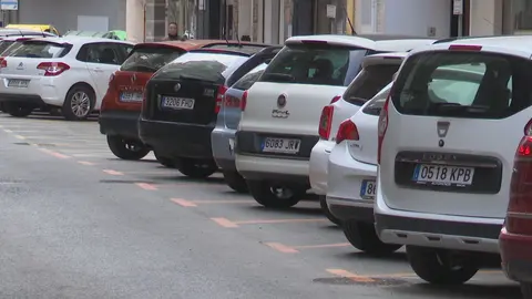 Coches aparcados en una calle de Cartagena (foto: La 7)