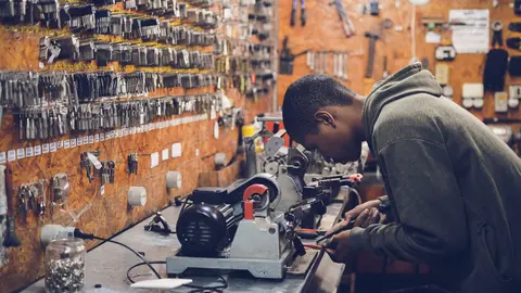 Trabajador en su taller