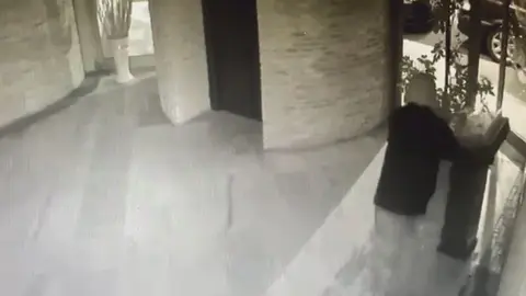 Un hombre intenta llevarse el lampadario de la Parroquia de Santa Mar&iacute;a Madre de la Iglesia del barrio de Vistalegre en Murcia (foto. La 7)