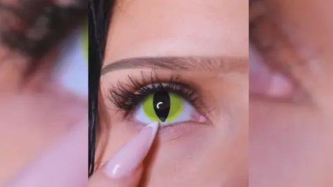 Imagen de un v&iacute;deo de Tik Tok en el que una mujer se coloca una lentilla de fantas&iacute;a (foto: La 7