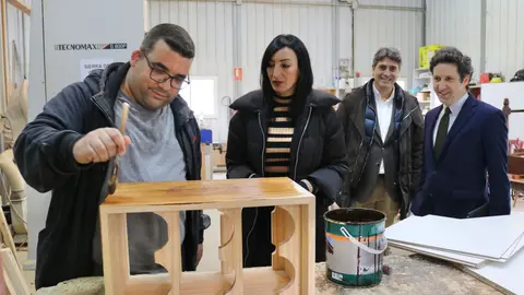 La consejera de Empresa, Econom&iacute;a Social y Aut&oacute;nomos, Valle Migu&eacute;lez, durante la visita a Total Print, empresa de inserci&oacute;n laboral