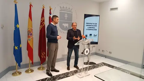 El presidente de Ucomur, Juan Antonio Pedre&ntilde;o, y el alcalde de Caravaca de la Cruz, Jos&eacute; Francisco Garc&iacute;a, presentan el proyecto formativo