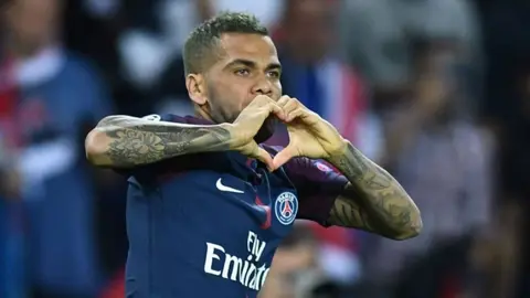 Dani Alves, en un partido de la temporada 2017-2018 (Foto: danialves.com)