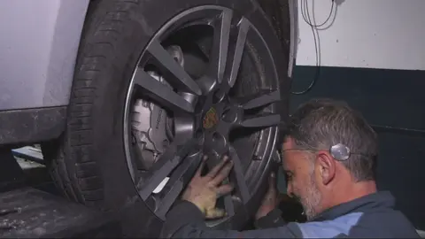 Un mec&aacute;nico de veh&iacute;culos realizando su trabajo (foto: La 7)