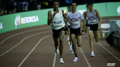 Yared Nuguse (1i), por delante de Mo Katir (2i)