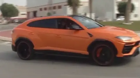 Coche de alta gama circulando por el Pol&iacute;gono Industrial de San Gin&eacute;s en Murcia (foto: La 7)