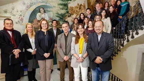 La vicepresidenta y consejera de Transparencia, Participaci&oacute;n y Cooperaci&oacute;n, Isabel Franco, junto a participantes del VIII M&aacute;ster Universitario en Responsabilidad Social Corporativa que se imparte en la UCAM (Foto: CARM)
