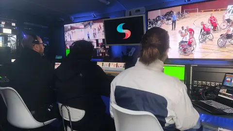 Equipo de Sinopsis en una retransmisi&oacute;n