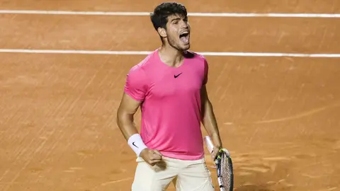 Carlos Alcaraz celebra un punto en el Abierto de R&iacute;o (Foto: TW @RioOPenOfficial)