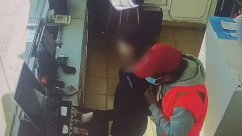 Atraco de un hombre a una trabajadora de una gasolinera de Puerto Lumbreras (foto: La 7)