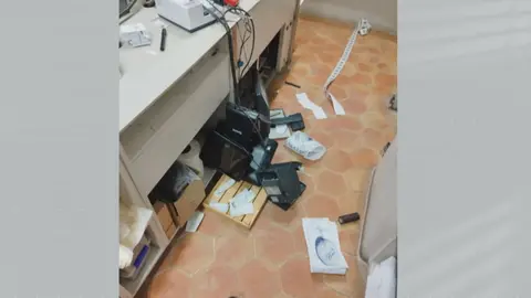 Imagen de la caja registradora destrozada (foto: La 7)