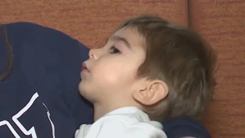 &Oacute;scar, el ni&ntilde;o enfermo por culpa de una hipoxia (foto: La 7)