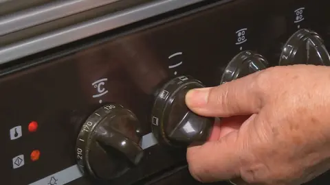 Una mujer enciende el horno de su hogar (foto: La 7)