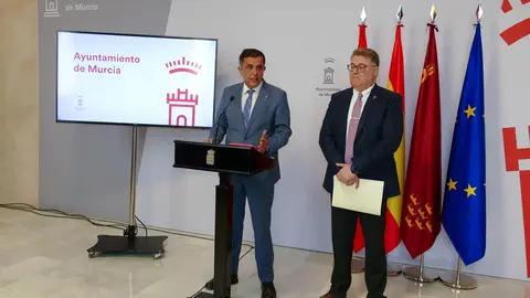 El alcalde de Murcia, Jos&eacute; Antonio Serrano, presenta la Oficina T&eacute;cnica de Asesoramiento al Profesional (foto: Ayuntamiento de Murcia)