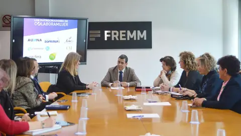 El consejero de Fomento e Infraestructuras, Jos&eacute; Ram&oacute;n D&iacute;ez de Revenga, reunido con la presidenta de la asociaci&oacute;n 'Colabora Mujer', Josefina Lozano (a la izquierda del consejero) y su junta directiva
