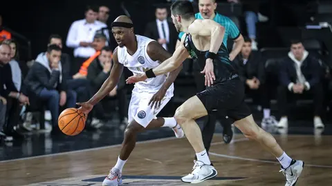 Thad McFadden (izq.) controla la bola para el UCAM Murcia
