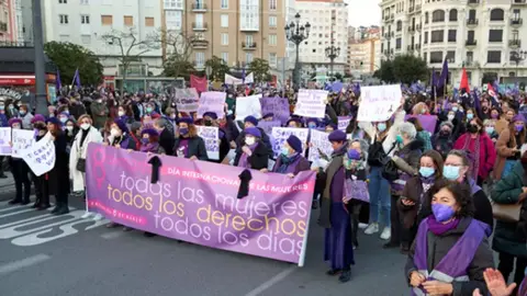 Un grupo de personas sostiene pancartas en una manifestaci&oacute;n por el 8M, D&iacute;a Internacional de la Mujer, desde Puertochico al Ayuntamiento de Santander