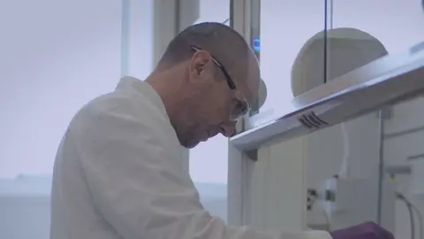 Hombre en un laboratorio