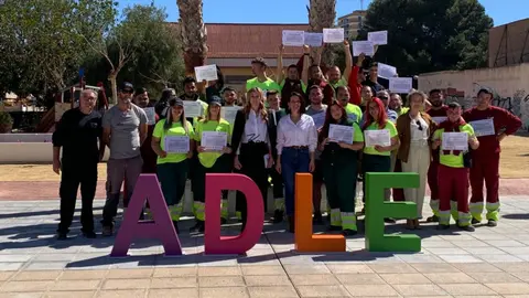 La directora del SEF, Marisa L&oacute;pez, visit&oacute; hoy a los alumnos que participan en un programa que ha permitido arreglar espacios p&uacute;blicos de localidades del Mar Menor