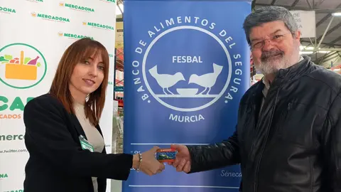 Esther Piornos, responsable de Relaciones Externas de Mercadona y Jos&eacute; Garc&iacute;a-Galbis, presidente del Banco de Alimentos del Segura durante la entrega de tarjetas de compra.