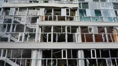 Imagen de archivo de un ataque ruso contra infraestructuras en Kiev, Ucrania (foto: La 7)