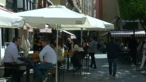 Los murcianos disfrutan de las tarrazas de la Plaza de las Flores (foto: La 7)