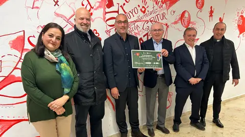 El director de C&aacute;ritas de la Di&oacute;cesis de Cartagena, Jos&eacute; Antonio Planes, recibe la recaudaci&oacute;n del UCAM-Real Murcia acompa&ntilde;ado del concejal de Cultura, Turismo y Deportes, Pedro Garc&iacute;a Rex, el director general de Deportes de la UCAM, Pablo Rosique y el consejero del Real Murcia, Francisco Mir&oacute; (foto: Ayuntamiento de Murcia)