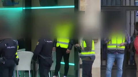 Agentes de la Polic&iacute;a Nacional y Polic&iacute;a Local de San Javier durante la operaci&oacute;n llevada a cabo este jueves (foto: La 7)