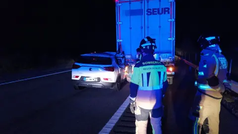 Los bomberos trabajan en el lugar del accidente, en la autov&iacute;a A-91 a la altura de Lorca (foto: 112 Regi&oacute;n de Murcia)