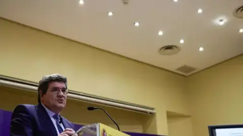 El ministro de Inclusi&oacute;n, Seguridad Social y Migraciones, Jos&eacute; Luis Escriv&aacute; (foto: La 7)