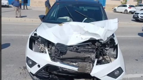 Turismo que colision&oacute; con el motorista fallecido | Foto: Servicios Sanitarios de Emergencia