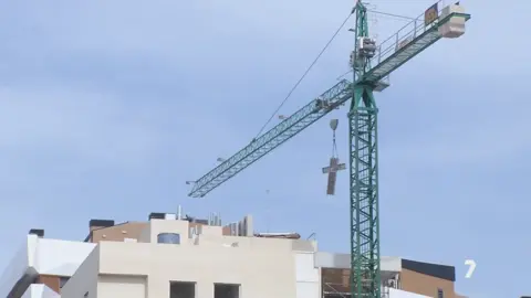 Gr&uacute;a en una obra