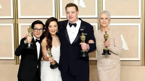 De izq. a der., Ke Huy Qyan (Todo a la vez en todas partes), Michelle Yeoh (Todo a la vez...), Brendan Fraser (La Ballena), y Jamie Lee Curtis (Todo a la vez...), los cuatro actores principales y secundarios premiados en los Oscar 2023