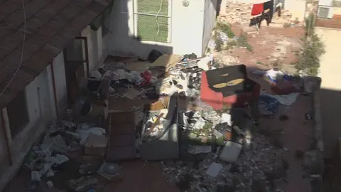 Im&aacute;genes de la basura de un edificio 'okupado' en Murcia (foto: La 7)