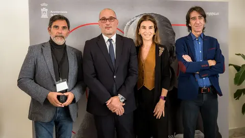 Pedro Garc&iacute;a Rex (2i)  con varios escritores el d&iacute;a de la presentaci&oacute;n del premio de novela corta