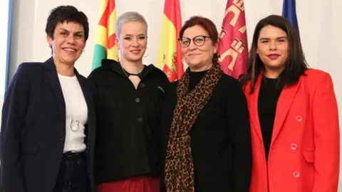 La alcaldesa, Mari Carmen Morales, las premiadas, Mar&iacute;a Nazaret y Magdalena Herrero y la concejala de Mujer e Igualdad, Yolanda Pacheco