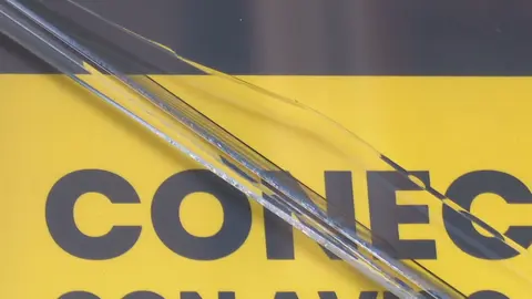 Escaparate roto de una tienda del centro de Murcia en la que han intentado robar (foto: La 7)