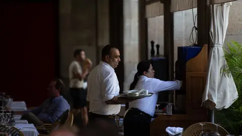 Un camarero sostiene una bandeja (foto: La 7)