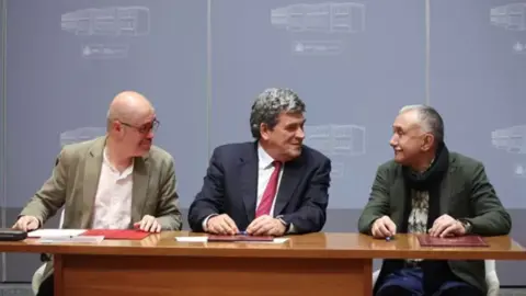 Gobierno y sindicatos firman el acuerdo para la reforma de pensiones: "Es una reforma hist&oacute;rica"


Escriv&aacute; y los l&iacute;deres de CCOO y UGT replican a CEOE que esta reforma no pone en peligro ni el empleo ni la competitividad de las empresas

Leer m&aacute;s: https://www.europapress.es/economia/laboral-00346/noticia-gobierno-sindicatos-firman-acuerdo-reforma-pensiones-reforma-historica-20230315144339.html

(c) 2023 Europa Press. Est&aacute; expresamente prohibida la redistribuci&oacute;n y la redifusi&oacute;n de este contenido sin su previo y expreso consentimiento (foto: Europa Press)