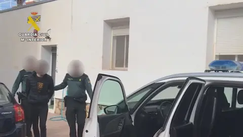 Im&aacute;genes de la detenci&oacute;n de uno de los hombres por robo con violencia e intimidaci&oacute;n en Totana (foto: La 7)