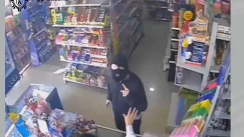 Im&aacute;genes del momento en el que un hombre encapuchado entraba a un local de Bullas para robar (foto: La 7)