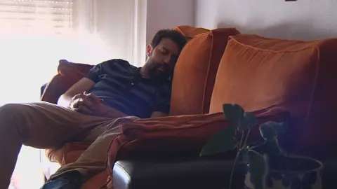 Hombre durmiendo (foto: La 7)