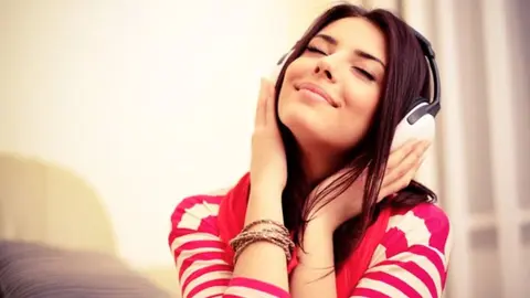 Chica escuchando m&uacute;sica (foto: La 7)