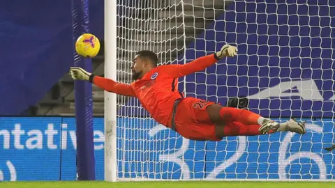 Robert S&aacute;nchez hace una parada en un partido con su equipo, el Brighton (Foto: Web Oficial Brighton H&A)
