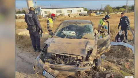 Veh&iacute;culo accidentado en Yecla  tras chocar contra una torre el&eacute;ctrica (foto: Polic&iacute;a Local de Yecla)