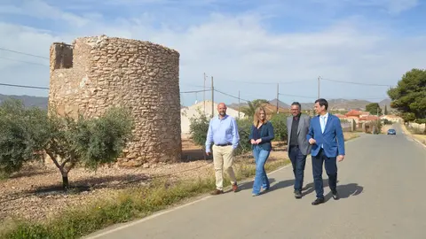 El consejero de Fomento e Infraestructuras, Jos&eacute; Ram&oacute;n D&iacute;ez de Revenga, durante la presentaci&oacute;n de las obras de acondicionamiento del vial que une La Aljorra y Cuesta Blanca enmarcadas en el programa 'aCTus' (foto: CARM)
