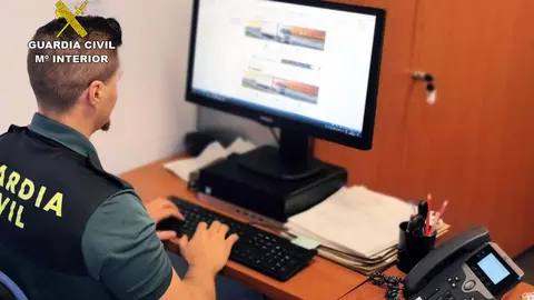 Un agente de la Guardia Civil trabaja en la investigaci&oacute;n (fotoL Guardia Civil)